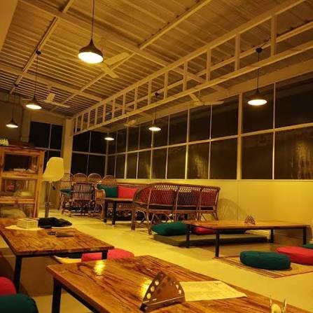 Spacious shopping and dining area at our luxury hotel with restaurant in Tiruvannamalai for a relaxing stay.